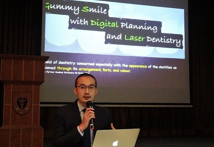 Dr. Kelvin Chua lecturing about combining modern tools to manage gummy smiles at the Medical Alumni Association Dental Conference in 2018.