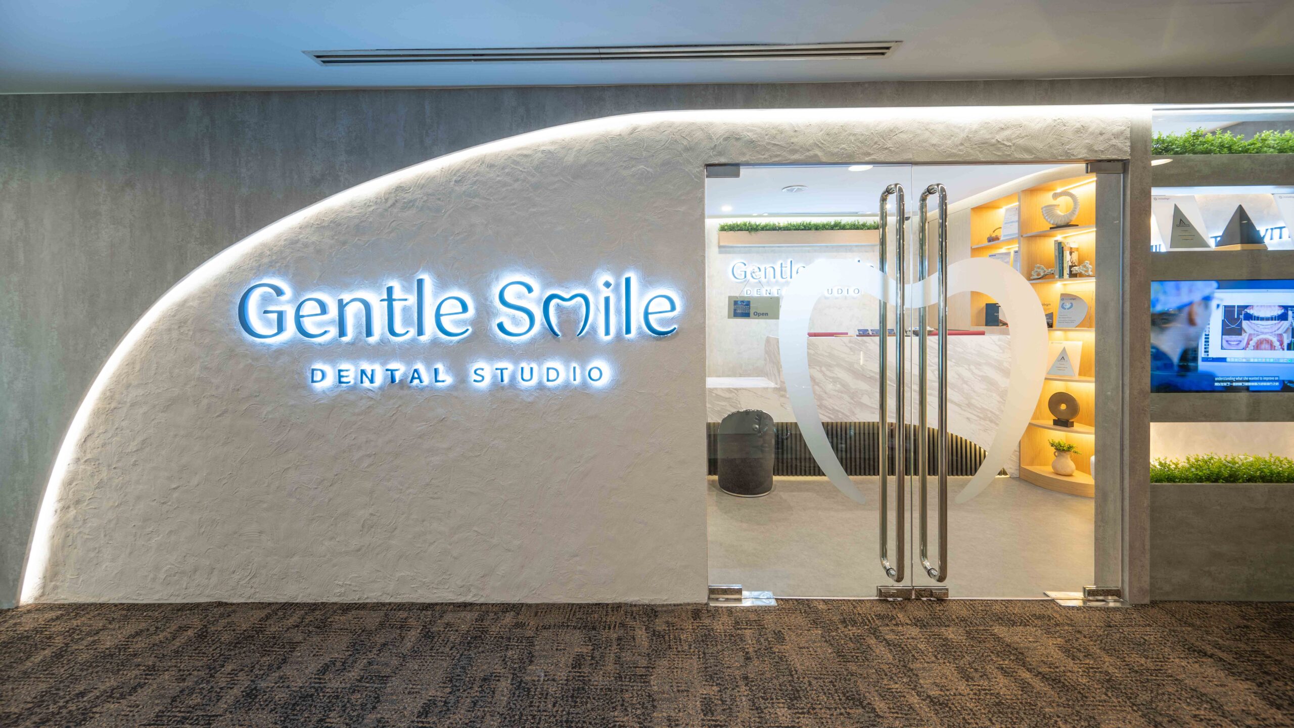 entrance of gentle smile dental studio, wheelock place, orchard